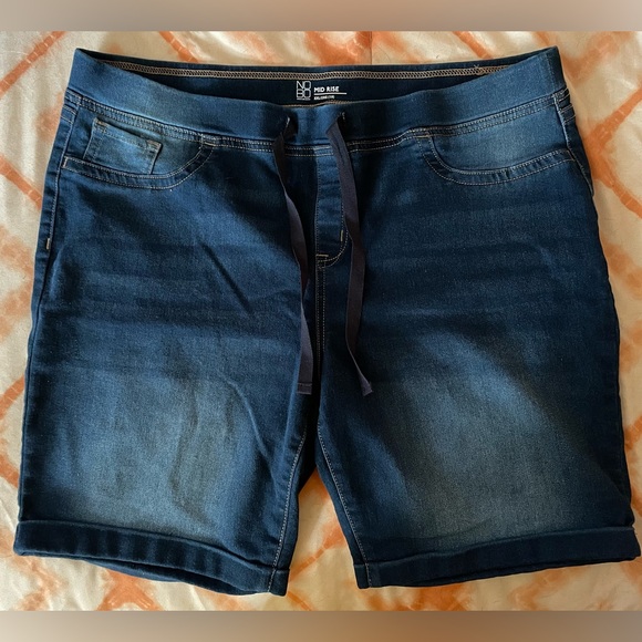 NWOT No Boundaries Shorts - Picture 2 of 6